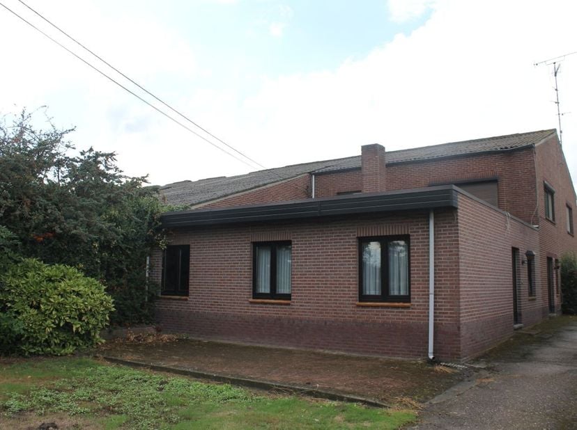 Hoeve met bedrijfswoning en stallen te koop te Bocholt op een perceel van 2 ha 86 are 30 ca en 8 ha landbouwgrond aan overkant straat.<br />
Voormalig