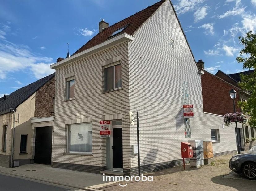 Perfect onderhouden hoekwoning met 3 slaapkamers pal in het centrum van Oeselgem.<br />
Indeling: inkom, leefruimte met gashaard, geïnstalleerde keuke