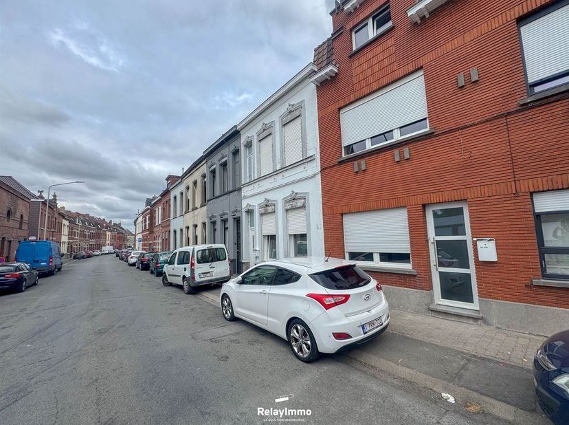 Pas gerenoveerde woning met ruime kamers en een verzorgde afwerking, ideaal voor een comfortabel woonklimaat.<br />
Indeling:<br />
Begane grond: Ruim