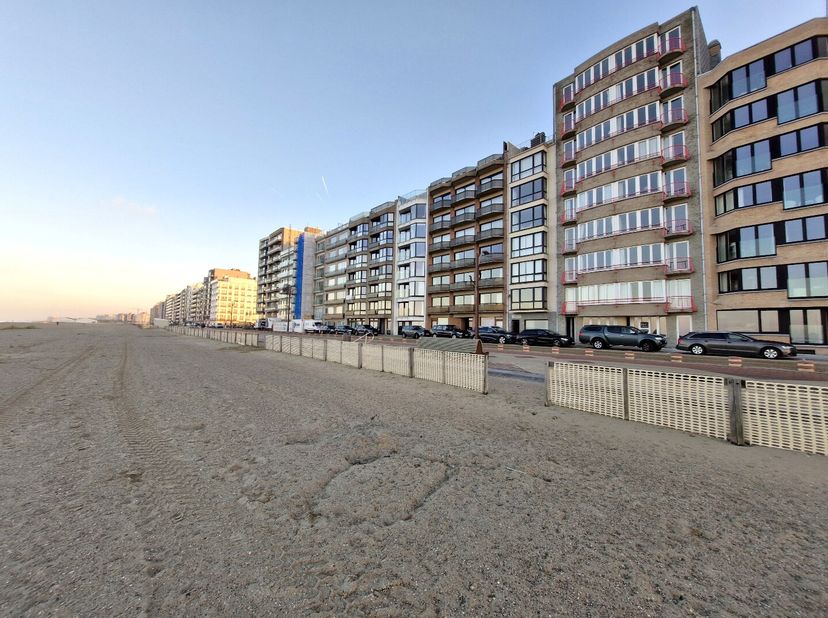 Dit lichtrijke en instapklare gelijkvloers appartement bevindt zich op een absolute toplocatie aan de zeedijk van Heist, met een open zicht en een uit