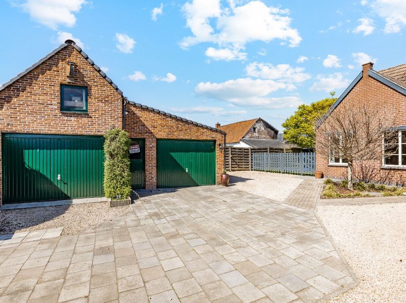 Ligging &amp; indelingIn het groene en rustige Wachtebeke bevindt zich deze charmante woning in landelijke stijl op een perceel van 706 m². Deze eigendom