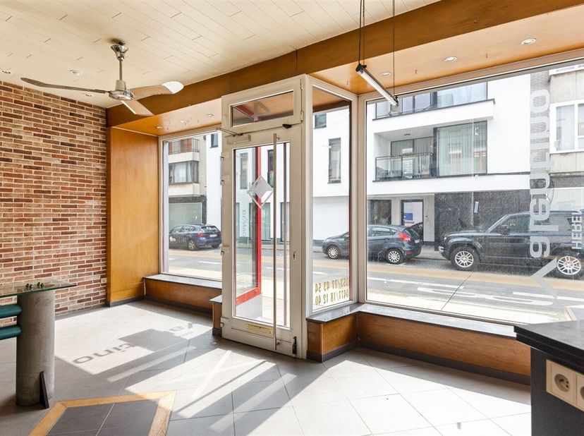 Handelspand met woonst (voormalig kapsalon) op centrale ligging in Aalst<br />
Ligging<br />
Dit pand geniet van een centrale ligging in Aalst, op wan