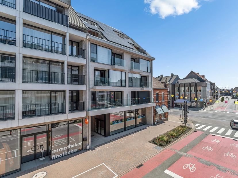 Ontdek deze stijlvolle nieuwbouw duplex-penthouse, gelegen in de Tolpoortstraat, in het hartje Deinze.<br />
<br />
Dankzij de centrale ligging bevind