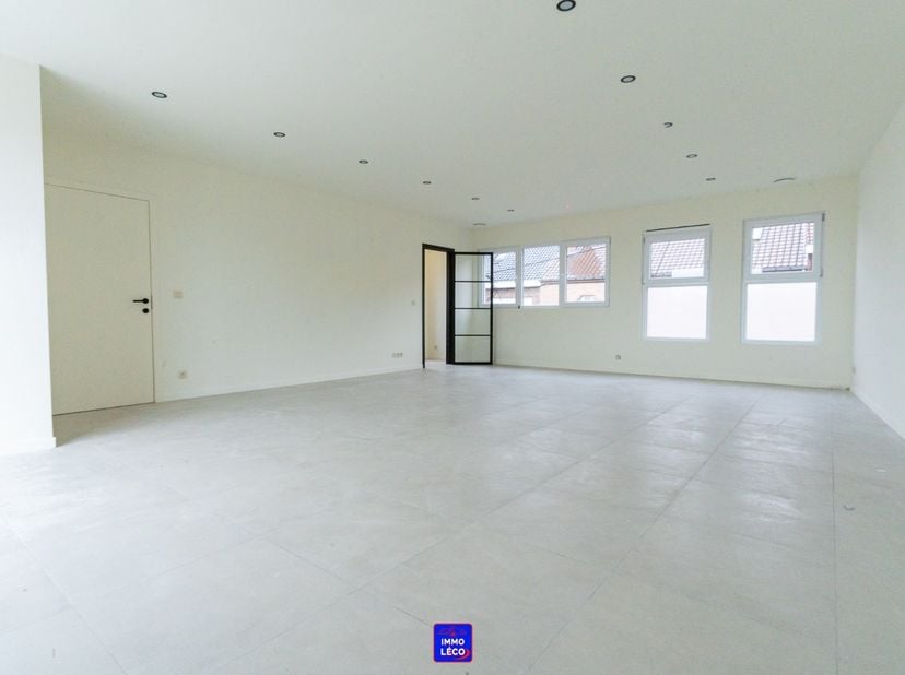 Au premier étage : Hall d'entrée, WC, lumineux et spacieux séjour (salon, salle à manger), cuisine équipée ouverte (en option), accès à une grande ter