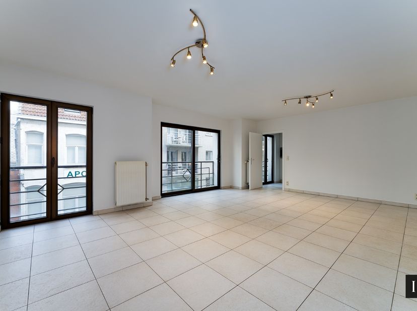 Instapklaar, volledig herschilderd en zeer ruim appartement van 104 m², gelegen in het charmante Residentie Palace, gebouwd in 2004. Dit goed onderhou