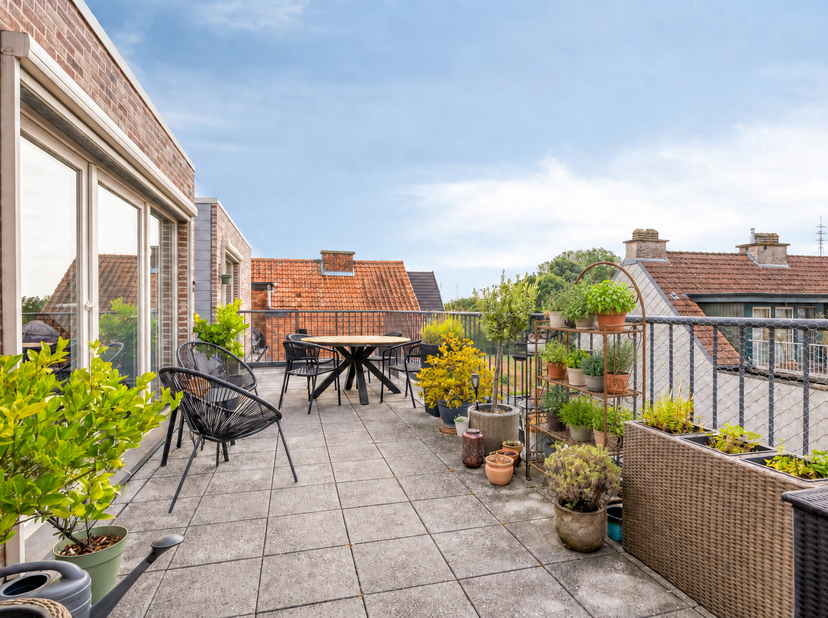 Op een uiterst rustige locatie, op de bovenste verdieping van een kleinschalige residentie, bevindt zich dit prachtige en verrassend ruime penthouse.<