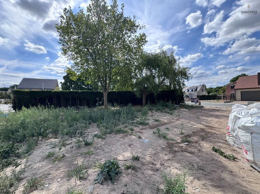 Bent u op zoek naar een leuk perceel bouwgrond om uw eigen woning te realiseren? Dan is deze bouwgrond van 401 m² in de Vijfwegstraat te Oudenburg pre