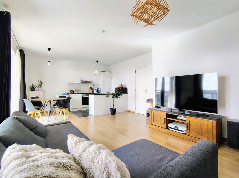 EVERE, vlakbij de NAVO en met gemakkelijke toegang tot de E40. Mooi APPARTEMENT (2 slaapkamers/2 badkamers) uit 2015 van ± 94 m². Gelegen op de 6e en