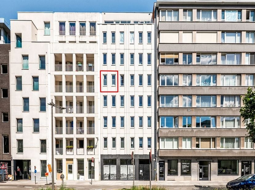 Moderne studentenkamer (18m²) met privé badkamer op toplocatie in hartje Antwerpen<br />
Ligging:<br />
Deze instapklare studentenkamer bevindt zich i