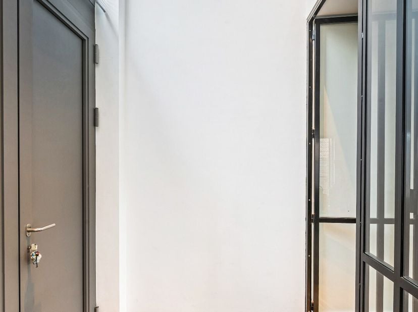 Deze moderne en energiezuinige villa (EPC-label A) is gelegen in een bosrijke omgeving te Oevel, Westerlo. Deze eigendom dateert van 2009 en is afgewe