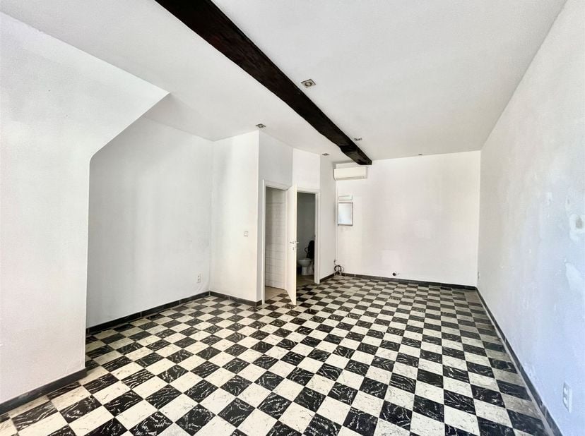 Local commercial au rez-de-chaussée, offrant un agencement polyvalent, à louer au cœur d'Anvers !<br />
<br />
Situation : Ce superbe local commerci