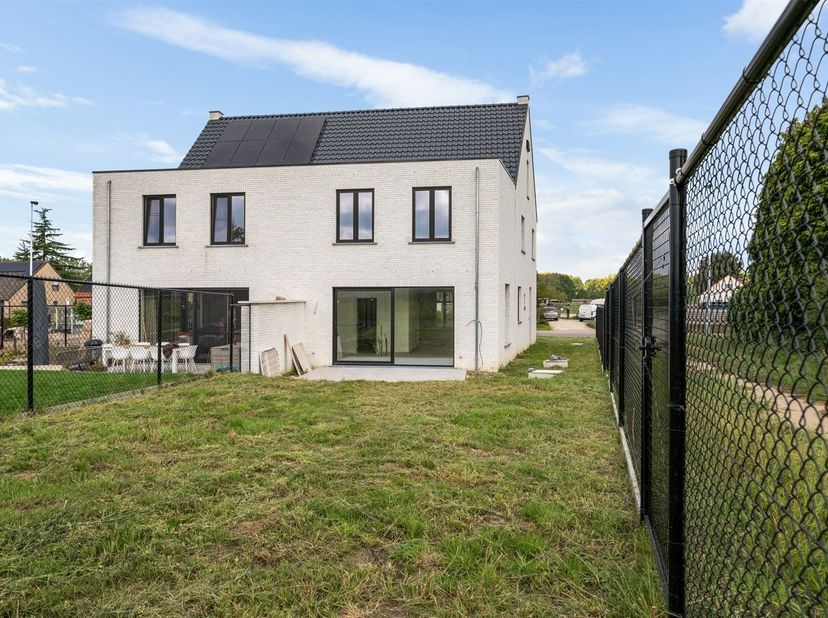 Lichtrijke nieuwbouwwoning met 4 slaapkamers en een zuidgerichte tuin<br />
<br />
Omschrijving:<br />
Bij het binnenkomen word je verwelkomd in de