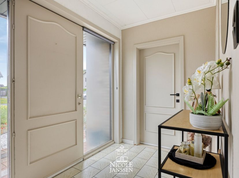 Deze verzorgde gezinswoning biedt het comfort van volledig gelijkvloers wonen en is instapklaar.<br />
Enkele troeven: conforme elektrische installati