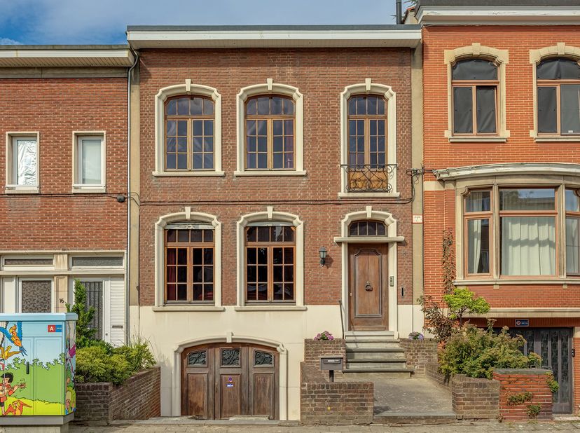 In een uiterst gegeerde en rustige woonwijk te Wilrijk bieden wij deze degelijke bel-étage gezinswoning aan op een perceel van 141 m2.<br />
<br />
De