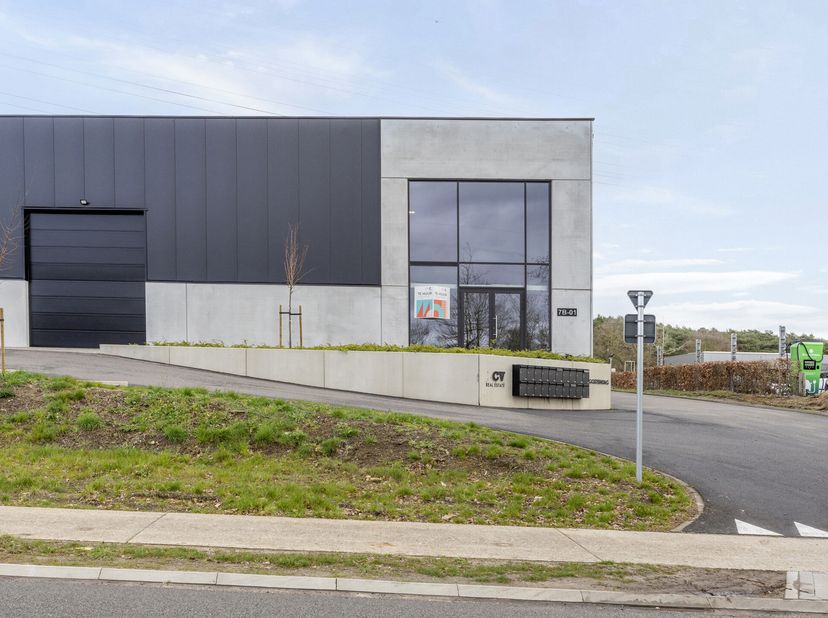 Ben jij op zoek naar een KMO-unit op een goede locatie? Dan hebben wij gevonden wat jij zoekt!<br />
Deze KMO-unit is gelegen in Genk op de Oosterring