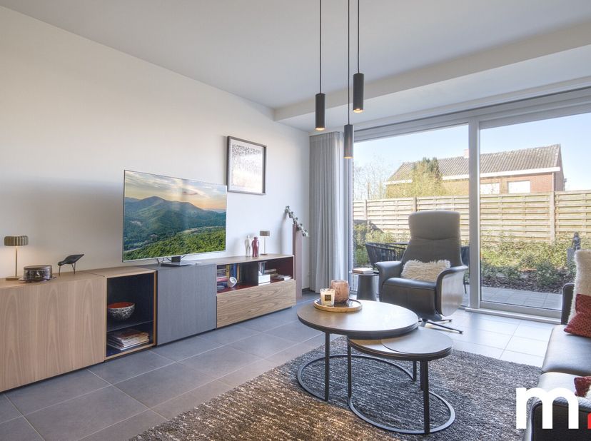 Op zoek naar een energiezuinig en volledig afgewerkt appartement met alle comfort? Dit prachtig gelijkvloers appartement in Lauwe biedt alles wat u no