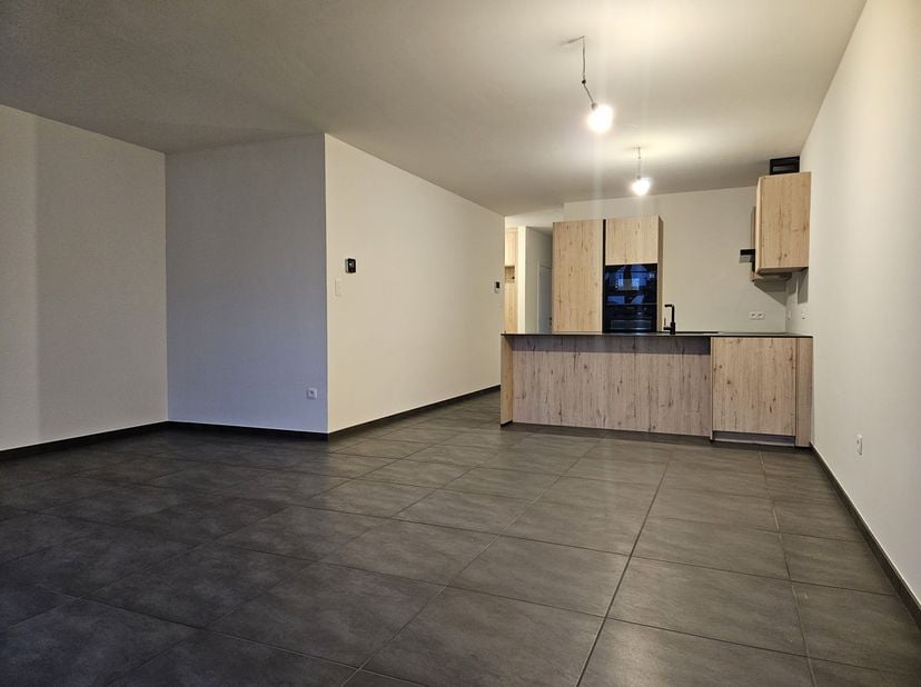 Te huur: nieuwbouw appartement gelegen te 2930 Brasschaat (Maria-Ter-Heide) Bredabaan 870.<br />
De oppervlakte bedraagt 80 vierkante meter. Grote liv