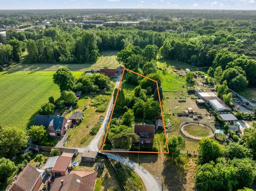 Gelegen op een rustige toplocatie, vlak bij het centrum van Balen en grenzend aan een prachtig natuurgebied, bevindt zich deze woning met uitzonderlij