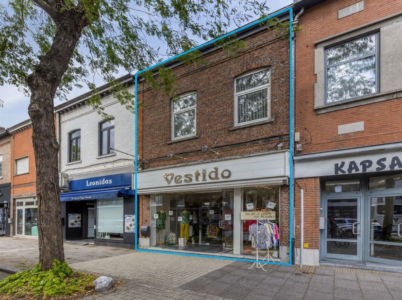 TE KOOP: Handelshuis met ruime woonst in het centrum van Leopoldsburg!<br />
Ontdek dit veelzijdige handelshuis, uitstekend gelegen in de Stationsstra