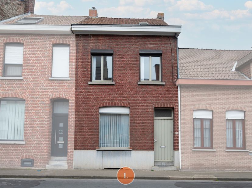 Bij het betreden van de woning kom je terecht in een&amp;nbsp;inkomhal&amp;nbsp;die toegang biedt tot de boven verdieping, de ruime kelder en de woning.<br />