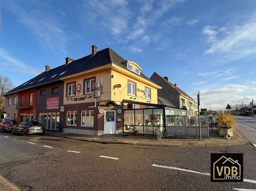 Ideale investering  OF zelf uitbaten en wonen: Het HANDELSHUIS “Café TER LINDE” met WOONST (bj 1958) ligt in de PASTORIESTRAAT 2 te ALKEN – TERKOEST o