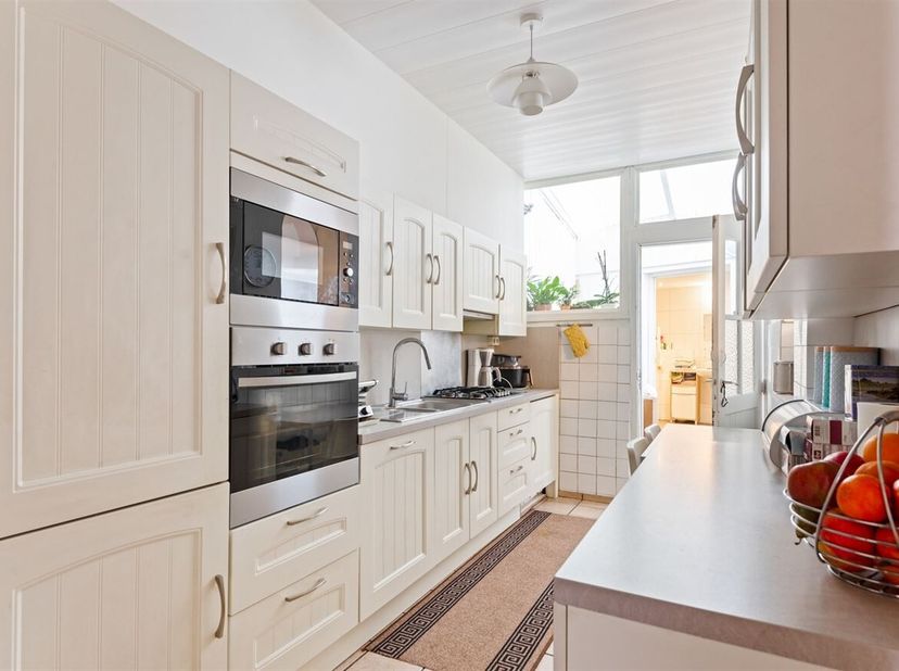 Stadswoning met 4 slaapkamers nabij Molsbroek, Lokeren<br />
Ligging<br />
Deze stadswoning is gelegen in de Oude Bruglaan, in een goed bereikbare en