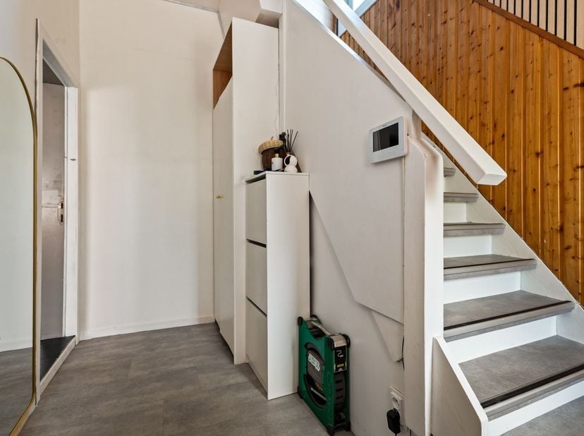 Gelegen in de rustige Tucherlei, biedt deze ruime woning het beste van twee werelden. Met de tram op loopafstand en winkels en basisfaciliteiten binne