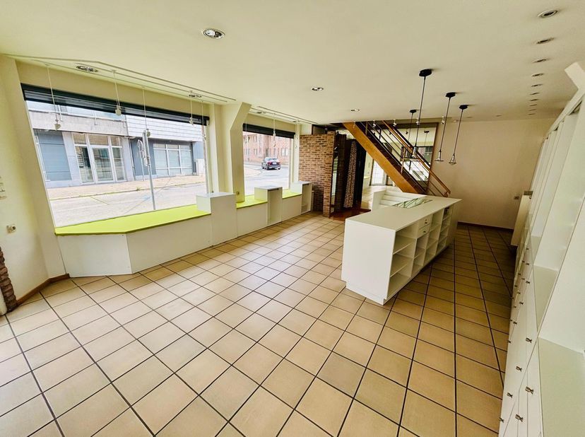 OPPORTUNITÉ UNIQUE À LEUZE-EN-HAINAUT : COMMERCE + APPARTEMENT !<br />
Abrimmo vous présente ce bien polyvalent situé dans un emplacement stratégique,