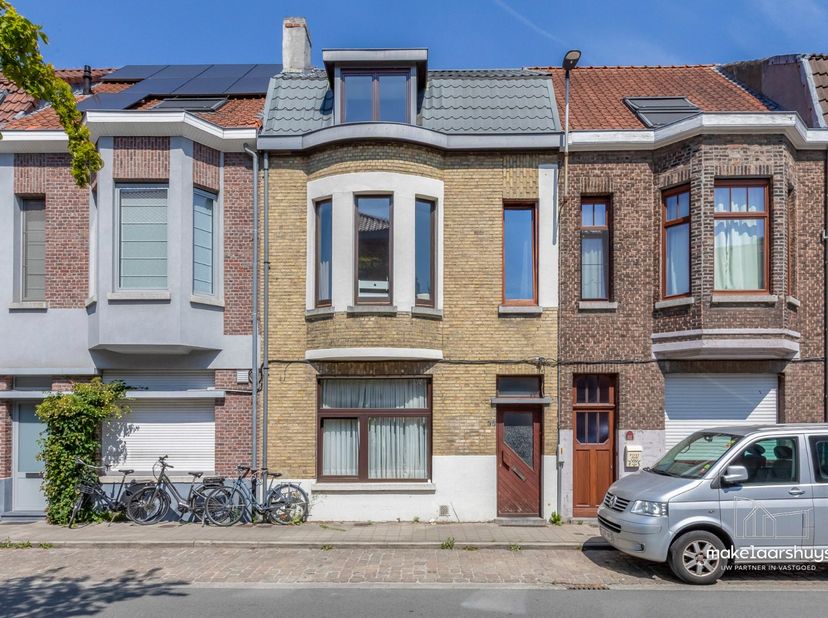 Plan uw bezoek in via de website makelaarshuys.be -> te koop<br />
<br />
Deze ruime woning is gelegen in een rustige straat in Sint-Amandsberg, op ee