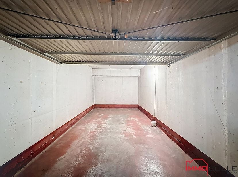 Avenue de la Héronnière, in de nabijheid van de Etang des Pêcheries, het Parc de la Héronnière en alle faciliteiten, gesloten garagebox nr. 66 van 15m