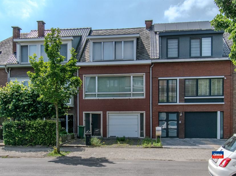 HOBOKEN | TE RENOVEREN BEL-ÉTAGE MET DRIE SLAAPKAMERS, OPRIT EN TUIN | EPC E |<br />
Indeling als volgt : gelijkvloers : oprit - inkomhal - toilet -