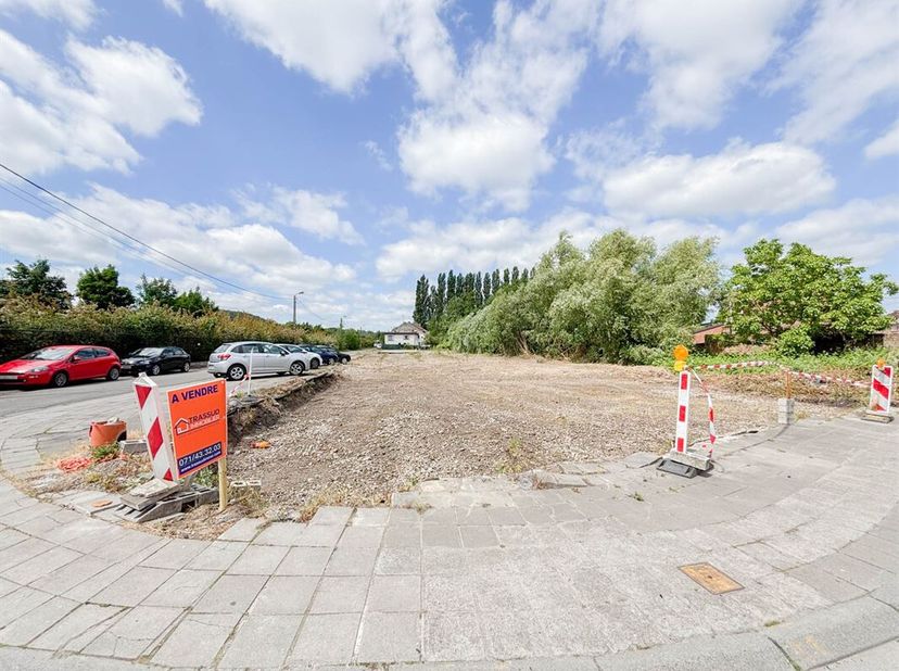 Bouwperceel met een oppervlakte van 5,49 are ideaal gelegen in een rustige straat met een bouwproject voor 6 appartementen met 2-3 slaapkamers met eig