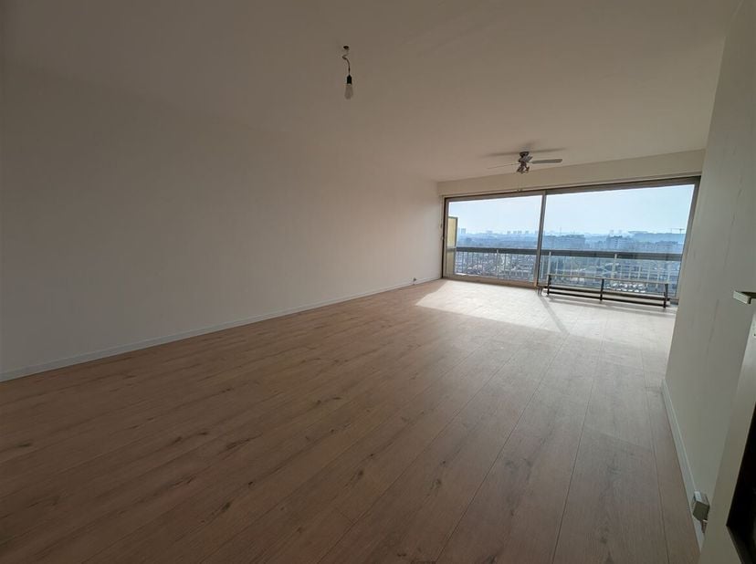 PRACHTIG APPARTEMENT MET 2 SLAAPKAMERS EN TERRAS!<br />
Indeling: Inkomhal, leef- en eetruimte, keuken, 2 slaapkamers, badkamer, terras, apart toilet