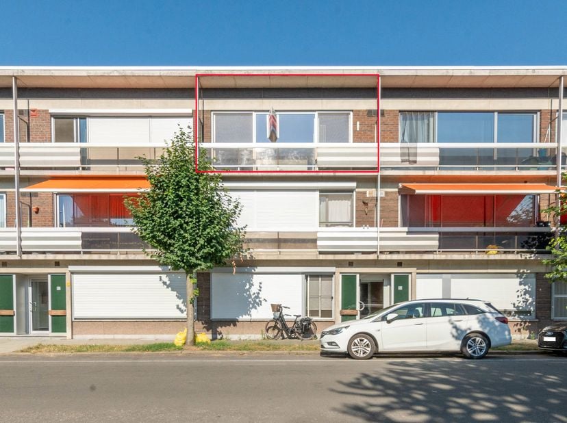 Instapklaar appartement met twee slaapkamer en garagebox. <br />
Dit appartement op tweede verdieping is gelegen nabij winkels, scholen en invalswegen