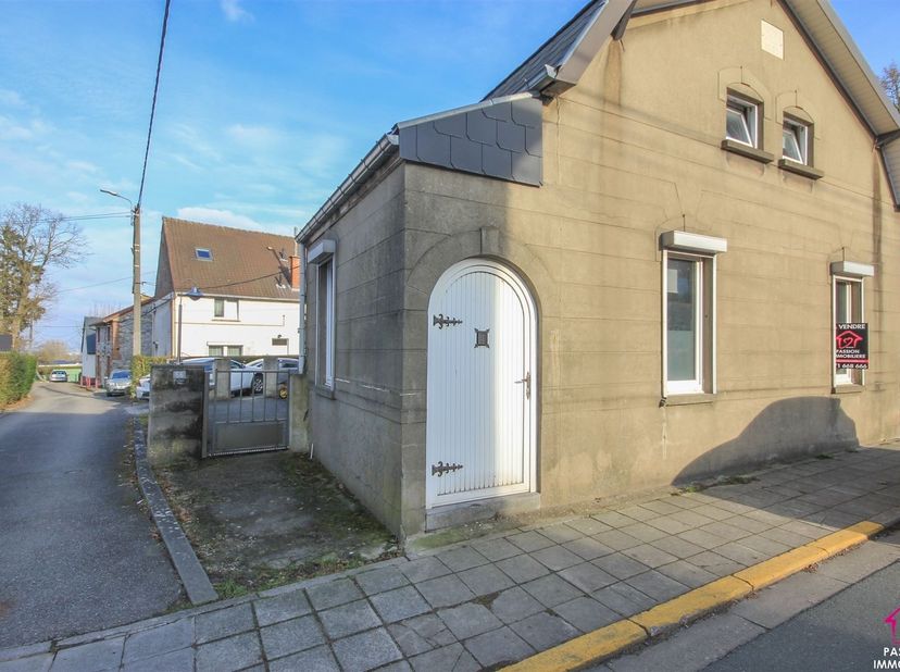 Charmante petite maison 4 façades, située à Montigny-le-Tilleul. <br />
<br />
Celle-ci se compose de la manière suivante : <br />
Au rez-de-chauss