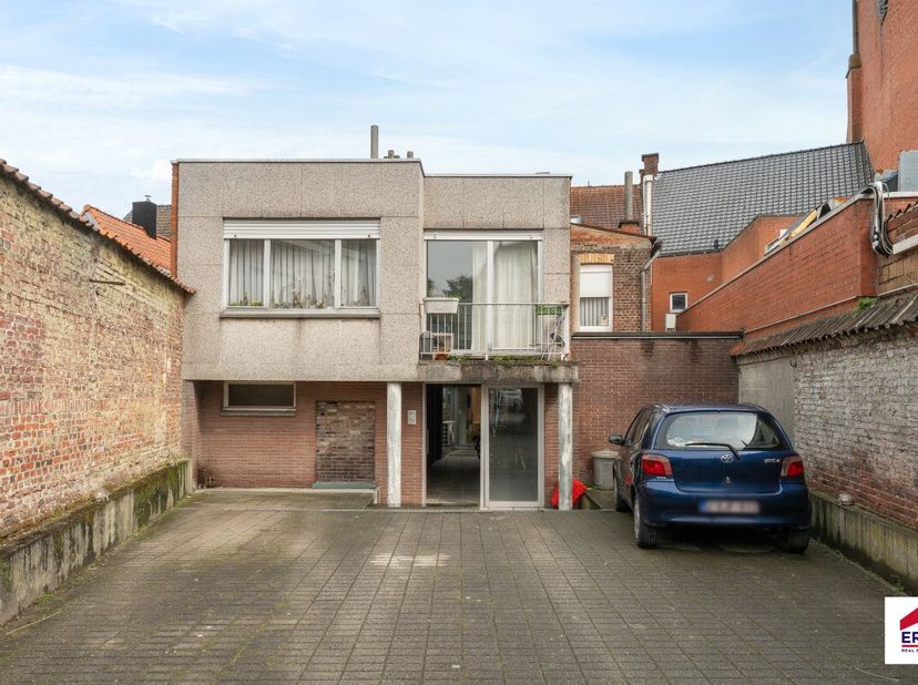 À vendre : appartement fermé et chaleureux situé Kerkstraat, en plein centre de Tielt, à quelques pas des commerces, écoles et transports en commun. C