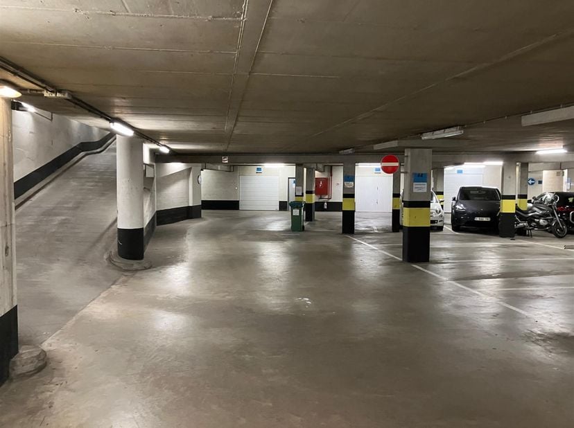 Autostaanplaats te koop in centrum Antwerpen<br />
<br />
Locatie: Deze ondergrondse autostaanplaats is gelegen op een uitstekende locatie in het ha