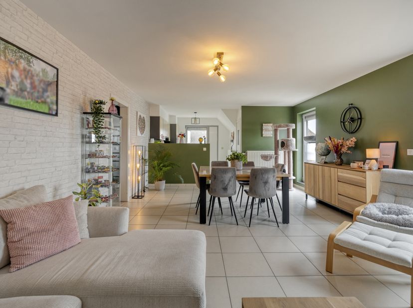 Dit centraal gelegen appartement combineert ruimte, comfort en een uitstekende bereikbaarheid. Dankzij de praktische indeling, de lichtrijke leefruimt