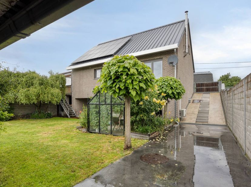 Vous recherchez la paix, l'espace et le confort, mais vous ne voulez pas faire de compromis sur le luxe moderne ? Cette maison unique prête à emménage