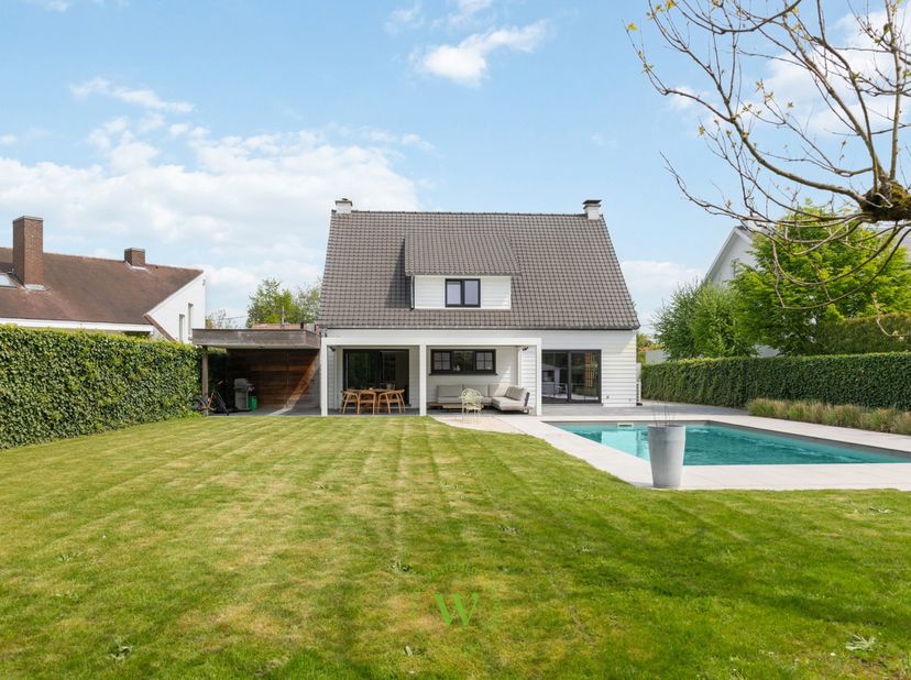 Deze ruime villa bevindt zich op een perceel van ca. 1.109 m² in één van de meest gegeerde buurten van Marke, Rodenburg. Dankzij de centrale ligging g