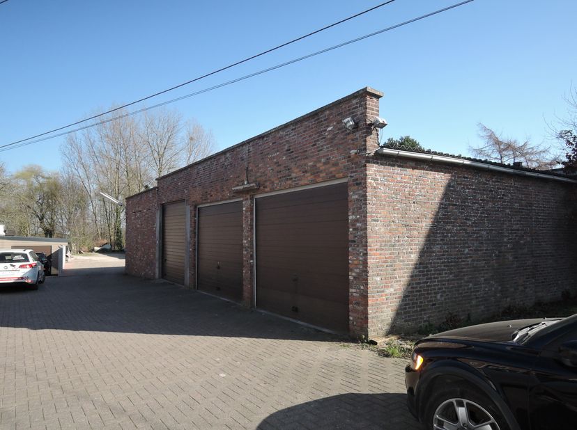 Grote garageruimte die polyvalente mogelijkheden biedt.<br />
Meer info : Sabine@vandercruyssen.be