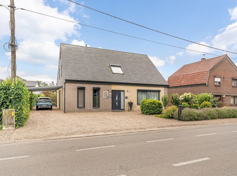 Deze zeer goed onderhouden en praktisch ingedeelde gezinswoning is gelegen in Molenbeersel, een deelgemeente van Kinrooi, op een boogscheut van de Ned