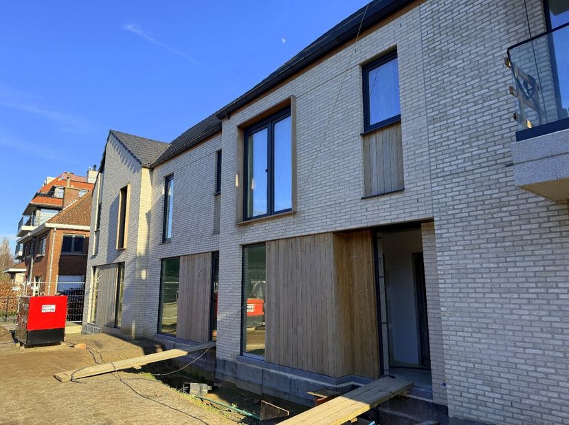 In het mooie Harelbeke wordt momenteel een nieuw project ontwikkeld met 3 moderne en ruime woningen. Deze woninge biedt alle comfort en ruimte die je