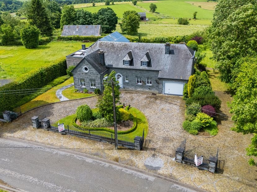 EasyHome a le plaisir de vous présenter, à Gedinne, au cœur d’un environnement préservé, cette propriété de caractère construite en 1996 en pierre nat