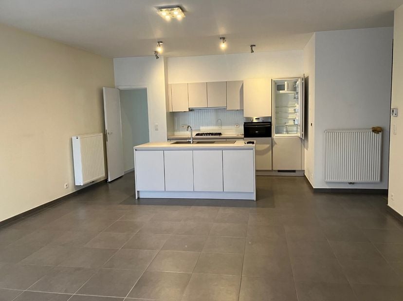 Een zeer mooi afgewerkt en modern appartement met 2 slaapkamers....<br />
In de kleine residentie "Thierry" vinden we dit super leuk appartement op he