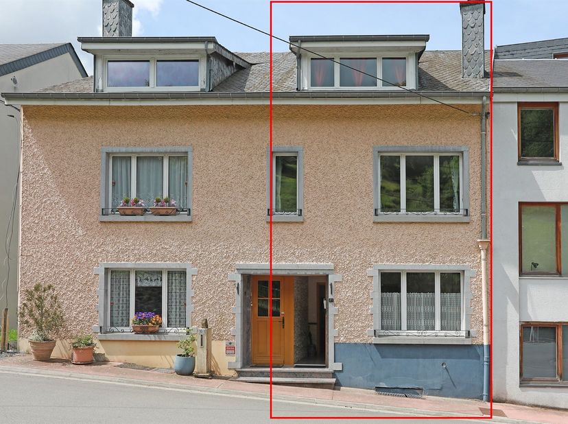 Agréable maison de vacances avec vue imprenable sur le château fort de la ville de Bouillon-sur-Semois.<br />
Construction mitoyenne sur 5 niveaux, t