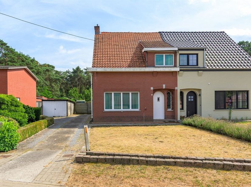 Te renoveren woning op een perceel van 647m²<br />
Deze woning uit 1960 biedt een goede basis voor wie op zoek is naar een renovatieproject. Dankzij h