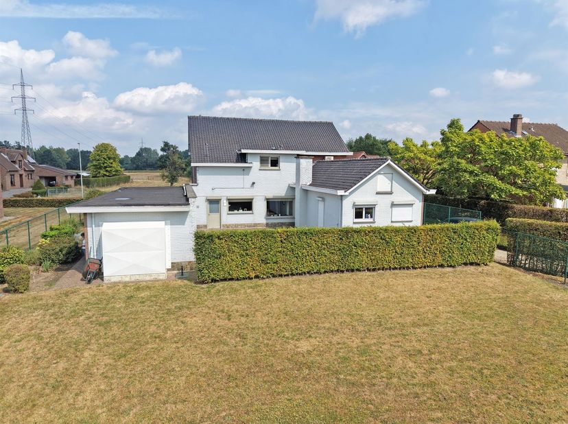 Deze ruime woning is gebouwd in ±1966 en is gelegen op een perceel van ±13a 87ca. <br />
<br />
Via een automatische poort bereikt u de ruime parkin