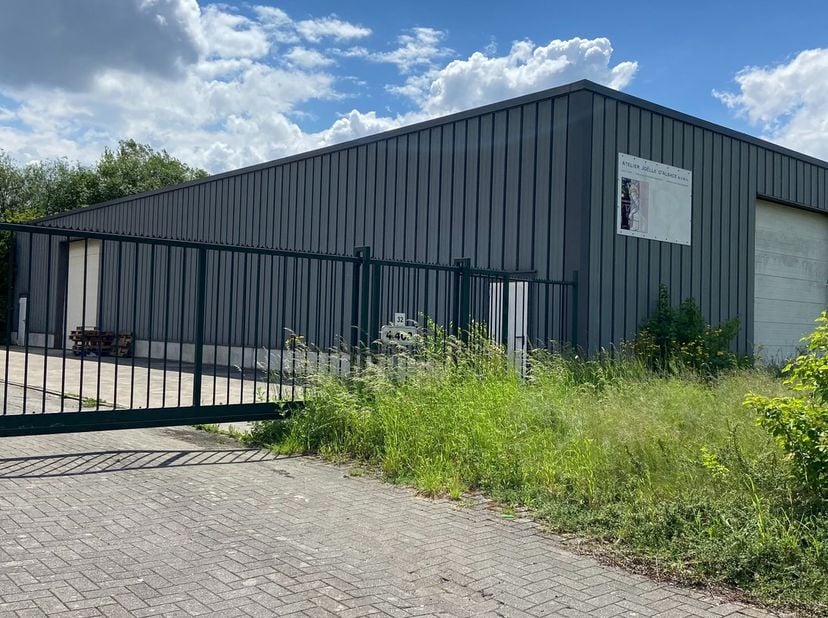 Te huur: veelzijdige en ruime bedrijfshal/magazijn op industrieterrein in Lanaken&amp;nbsp;<br />
Bent u op zoek naar een goed bereikbare en functionele r