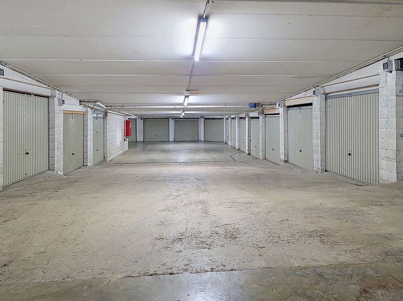 Situation privilégiée pour ce garage d’environ 15m² situé juste à côté de l’Athénée Royal de Nivelles, à quelques minutes à pied du centre-ville et de